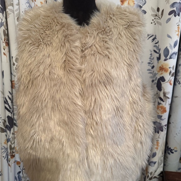 GAP Jackets & Blazers - Women's Gap Faux  Teddy Fur Vest in Cream Size L
